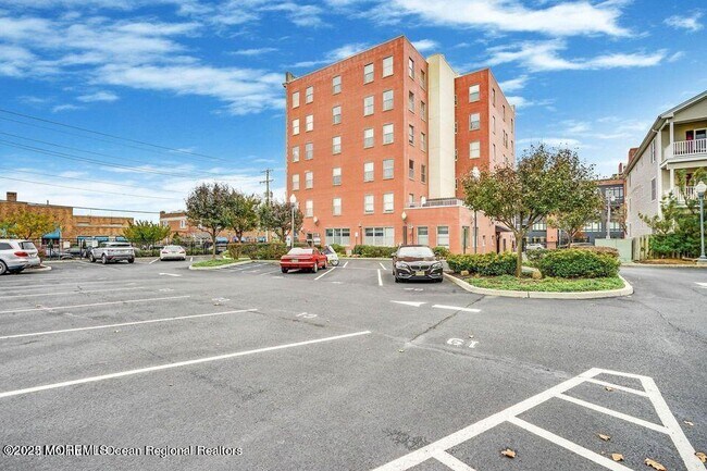 Building Photo - 501 Grand Ave