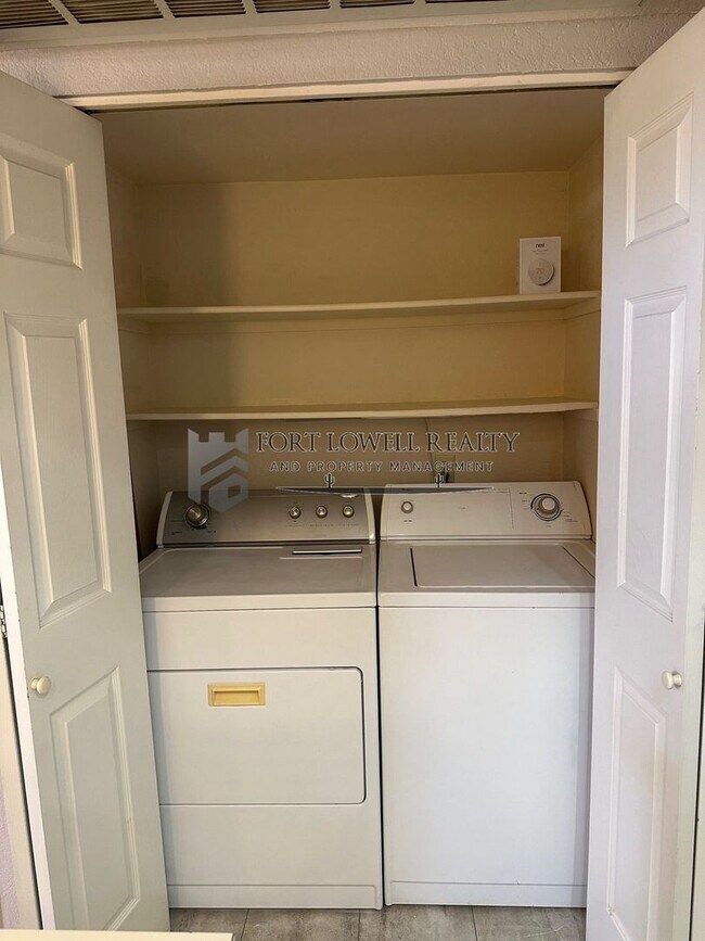 Building Photo - Spacious Remodeled 2 Bed/2Bath Condo!