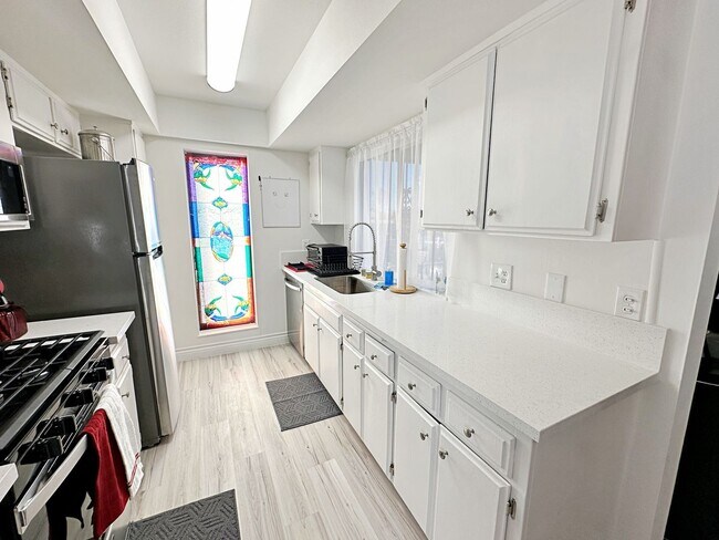 Building Photo - FULLY FURNISHED 2 BEDROOM CONDO WITH STRIP VIEWS