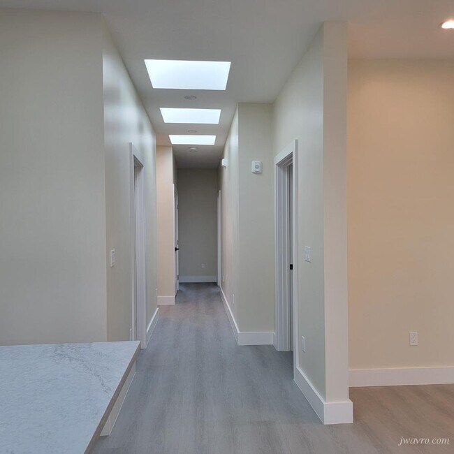 Building Photo - 162 Tiffany Ave