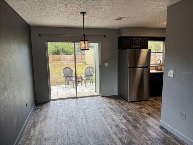 Building Photo - 3Br/1Ba With Large Fenced Back Yard