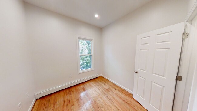 Building Photo - 130 Putnam St