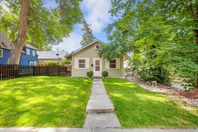 Building Photo - Adorable Guest Cottage in the North End!