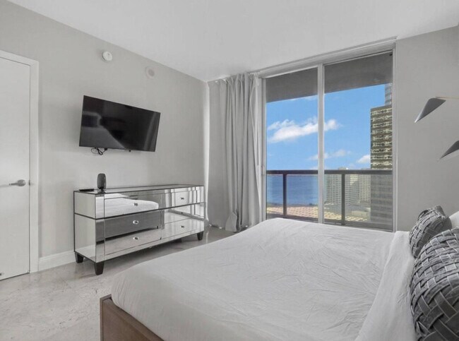 Building Photo - 481 Brickell Ave