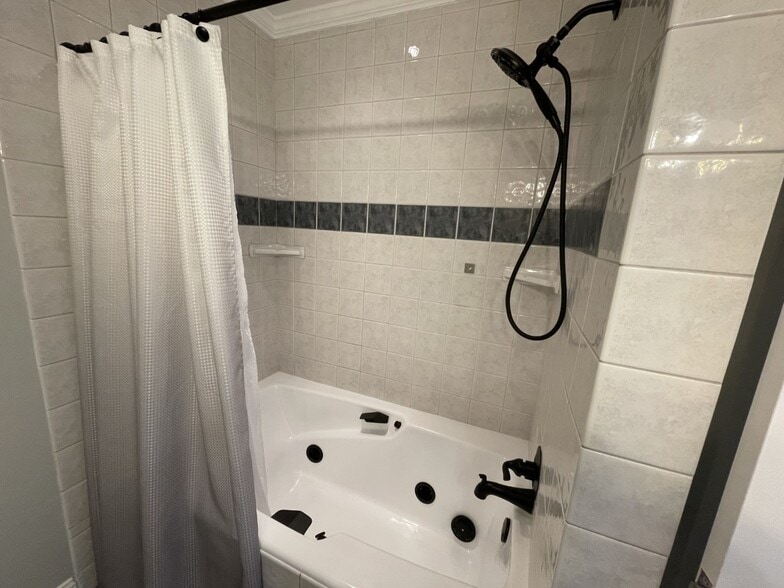 Hall Bathroom tub - 1555 Saint Joseph Cir