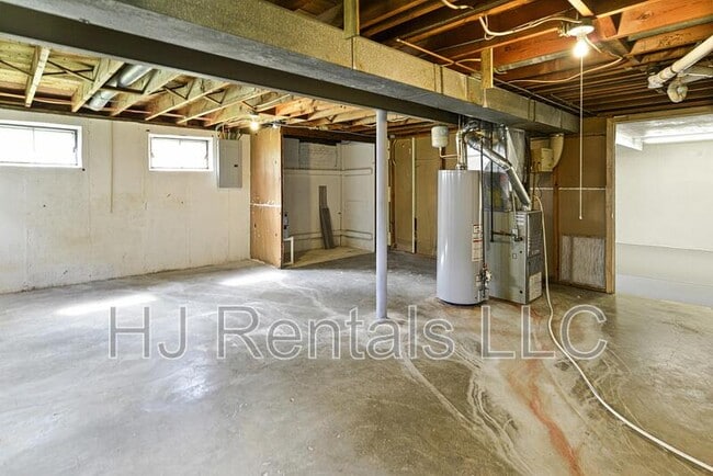 Building Photo - 532 Holiday Ave