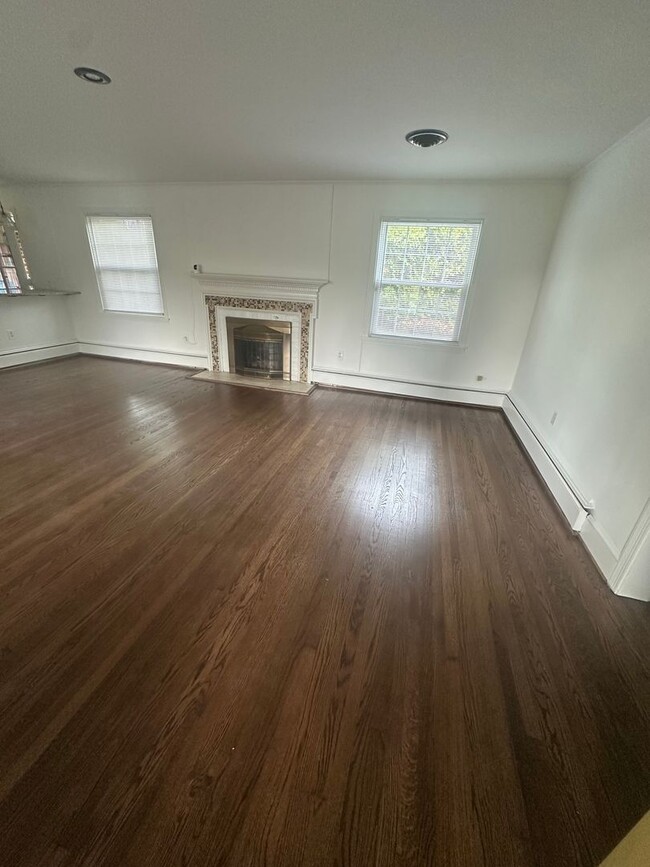 Building Photo - Available Now- 3 Bedroom Home in York!