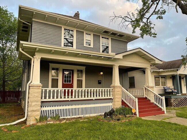 Building Photo - "Spacious 5-Bedroom Retreat with Fireplace Charm on S Broadway!"