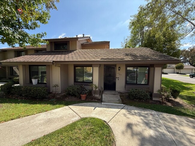 Primary Photo - Spacious 3-Bed, 2-Bath End-Unit Townhome w...