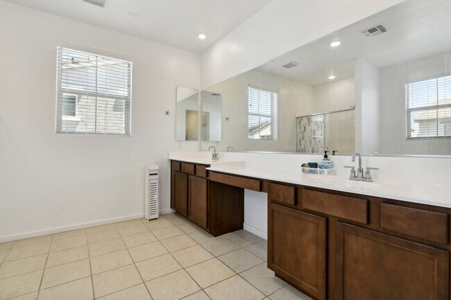 Building Photo - 4 Bedroom Single Family in Chandler