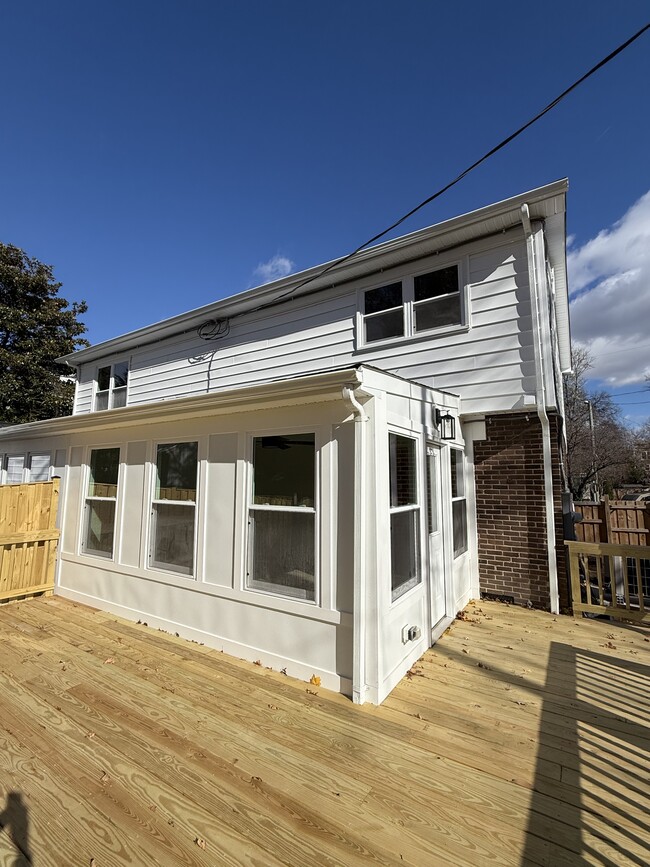 Bright sunroom with natural light and deck access. - 113 Catoctin Cir NE