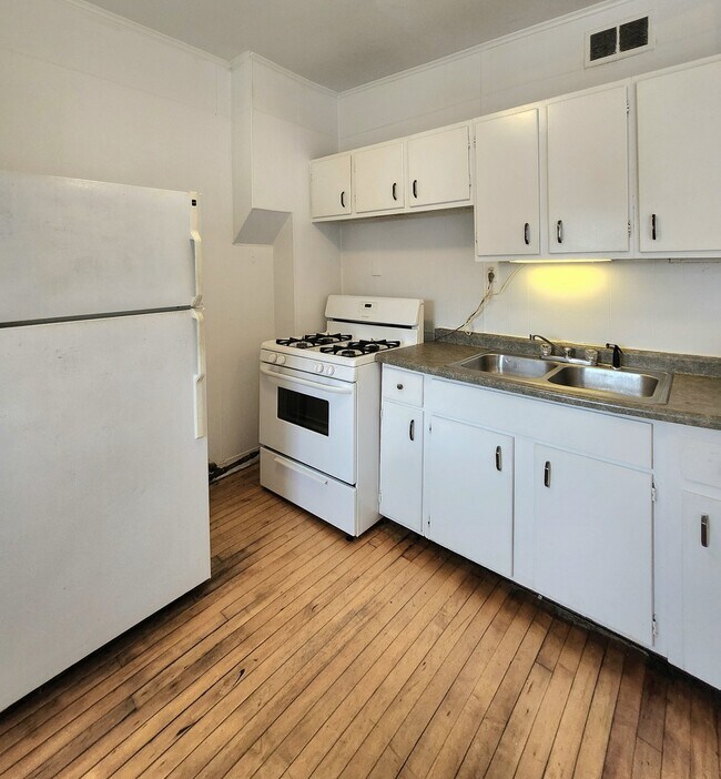 Building Photo - 1909 W Foster Ave