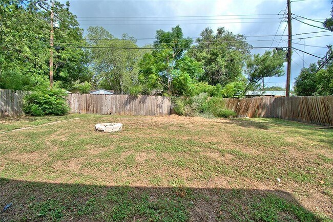 Building Photo - 2604 Sherwood Ln