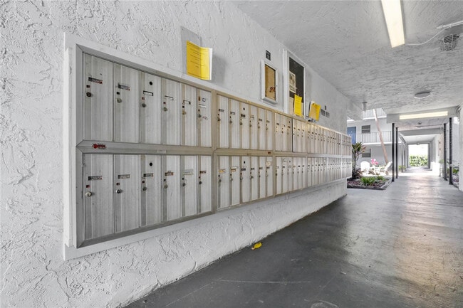 Building Photo - 2800 Somerset Dr