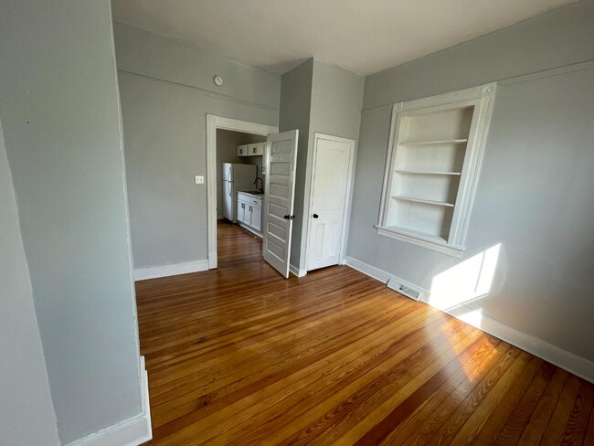 Building Photo - 2358 Sackett St