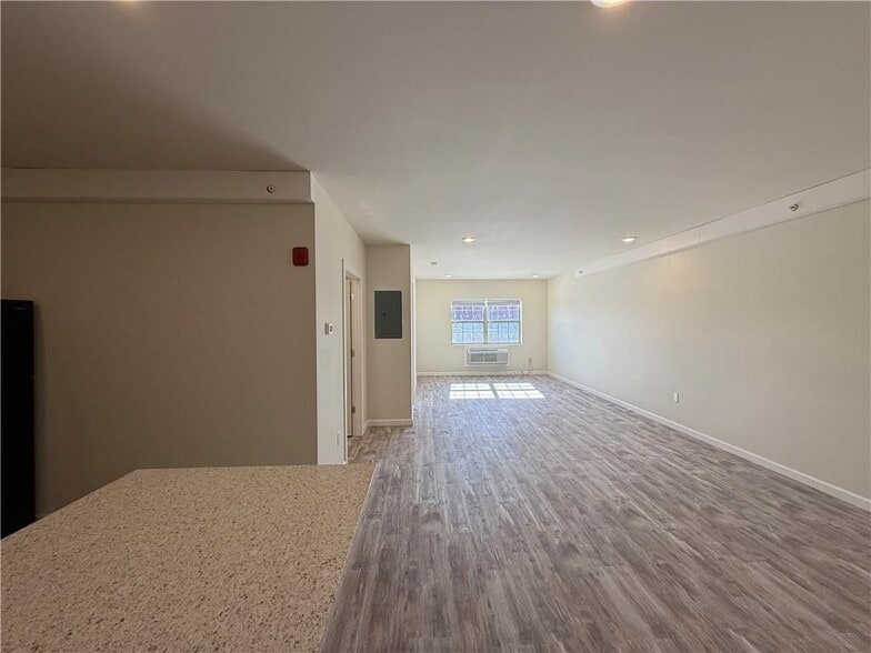 Building Photo - 327 Pine St