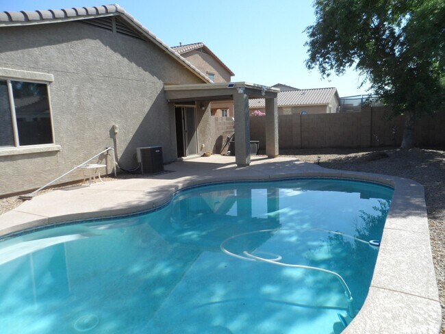 Building Photo - Great 3 Bedroom 2 Bath Home with Pool Serv...