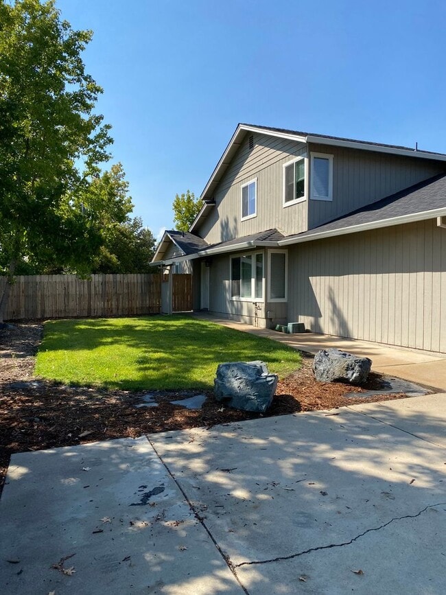 Building Photo - 2076 Fancy Oaks Dr, Redding, CA 96003