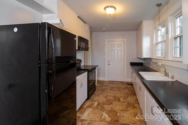 Building Photo - 3400 Eastway Dr