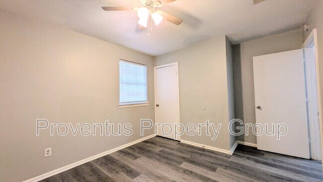 Building Photo - 4527 Versailles Dr