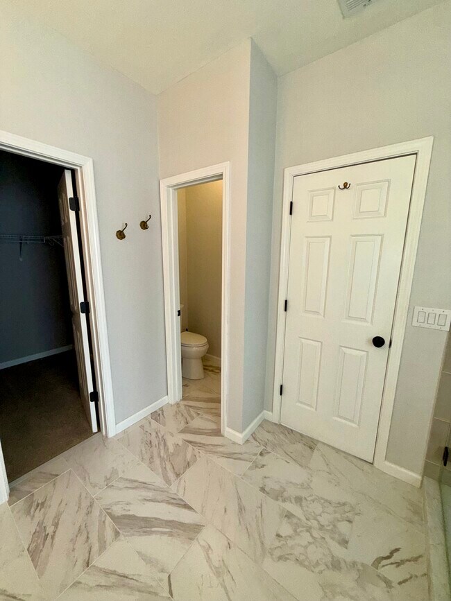 Building Photo - 2 Hall Manor