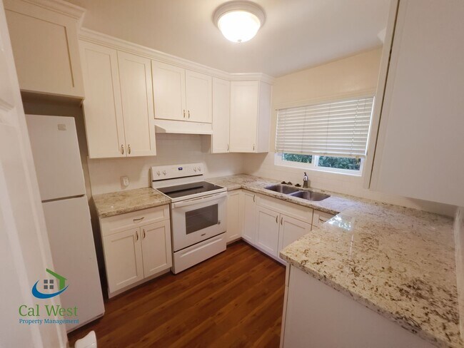 Building Photo - $2,695 - 2 BR/1BA Duplex-Downtown Willow G...