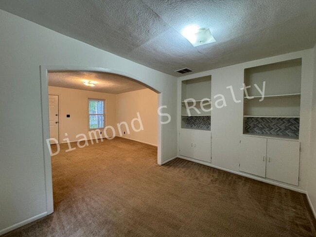 Building Photo - Charming 3 Bedroom Home Available Now - Cl...