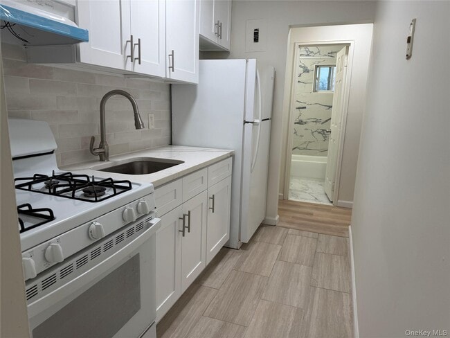 Building Photo - 2 Colonial Dr