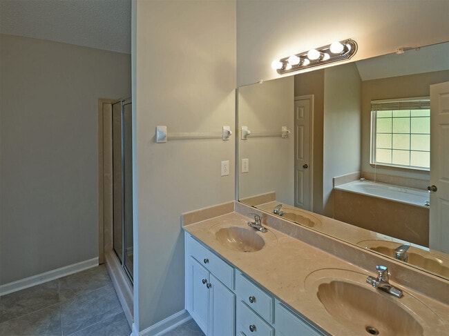 Building Photo - 3 Bed, 2 bath with over 2000 sq feet near Riverdale and Stateline Rd