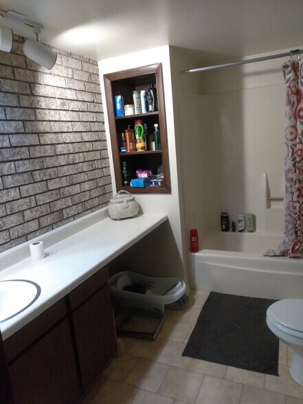 Lower Level Full Bath - 4149 Curwood Ave SE