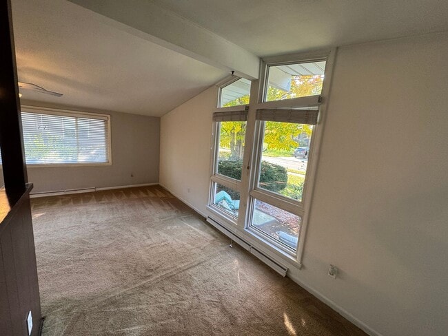 Building Photo - Three Bedroom / 1.5 Bathroom House AVAILABLE October