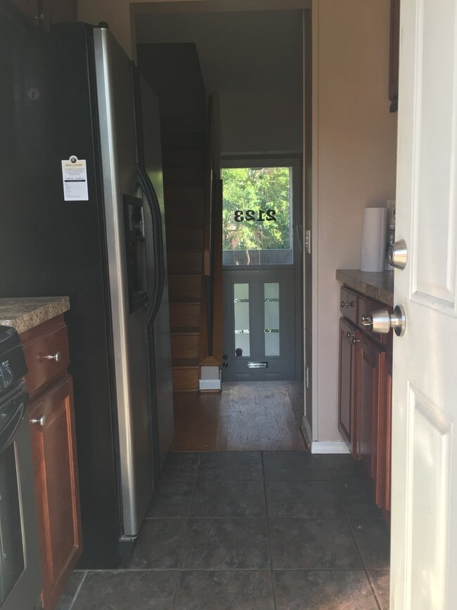 Building Photo - Wonderfully Remodeled Tri Level 3BR/2BTH S...