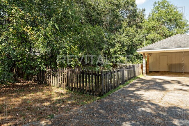 Building Photo - Beautifully Preserved 4 Bd / 3 Ba Vintage ...