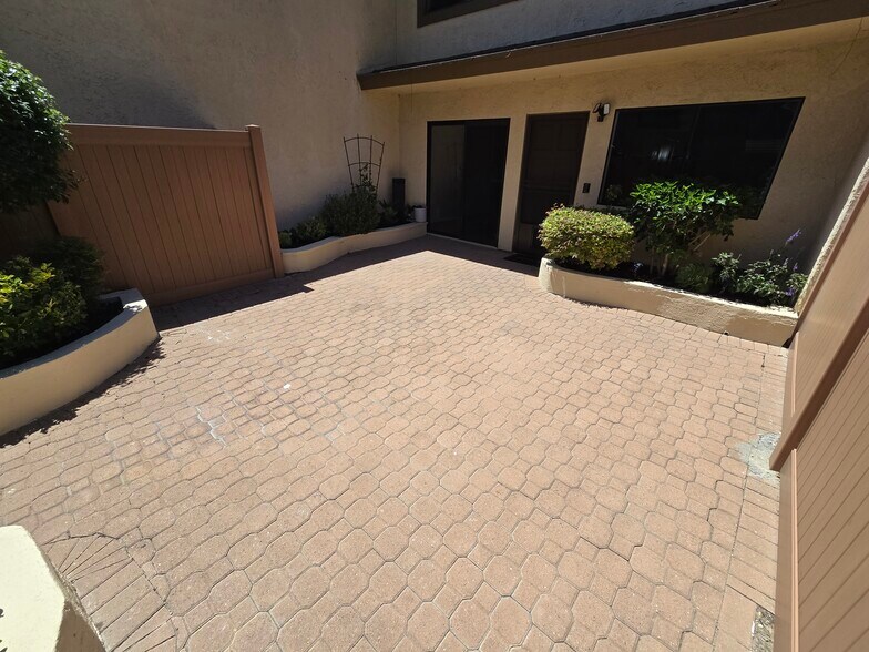 Building Photo - 624 Thoreau Ln