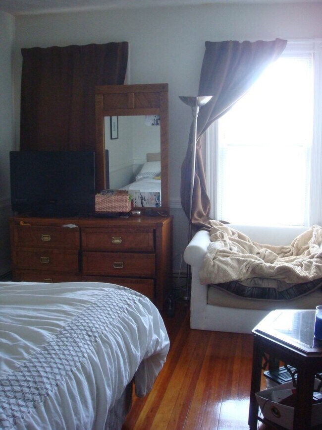 Building Photo - Large 2 Bedroom Plus an Office in Brooklin...
