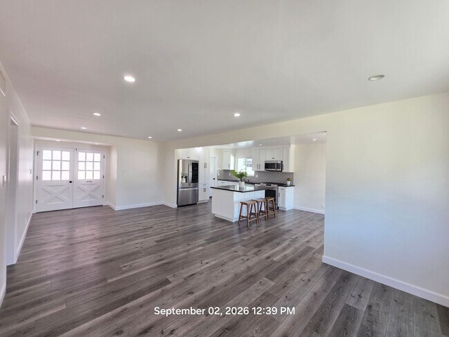 Building Photo - 858 N Darfield Ave