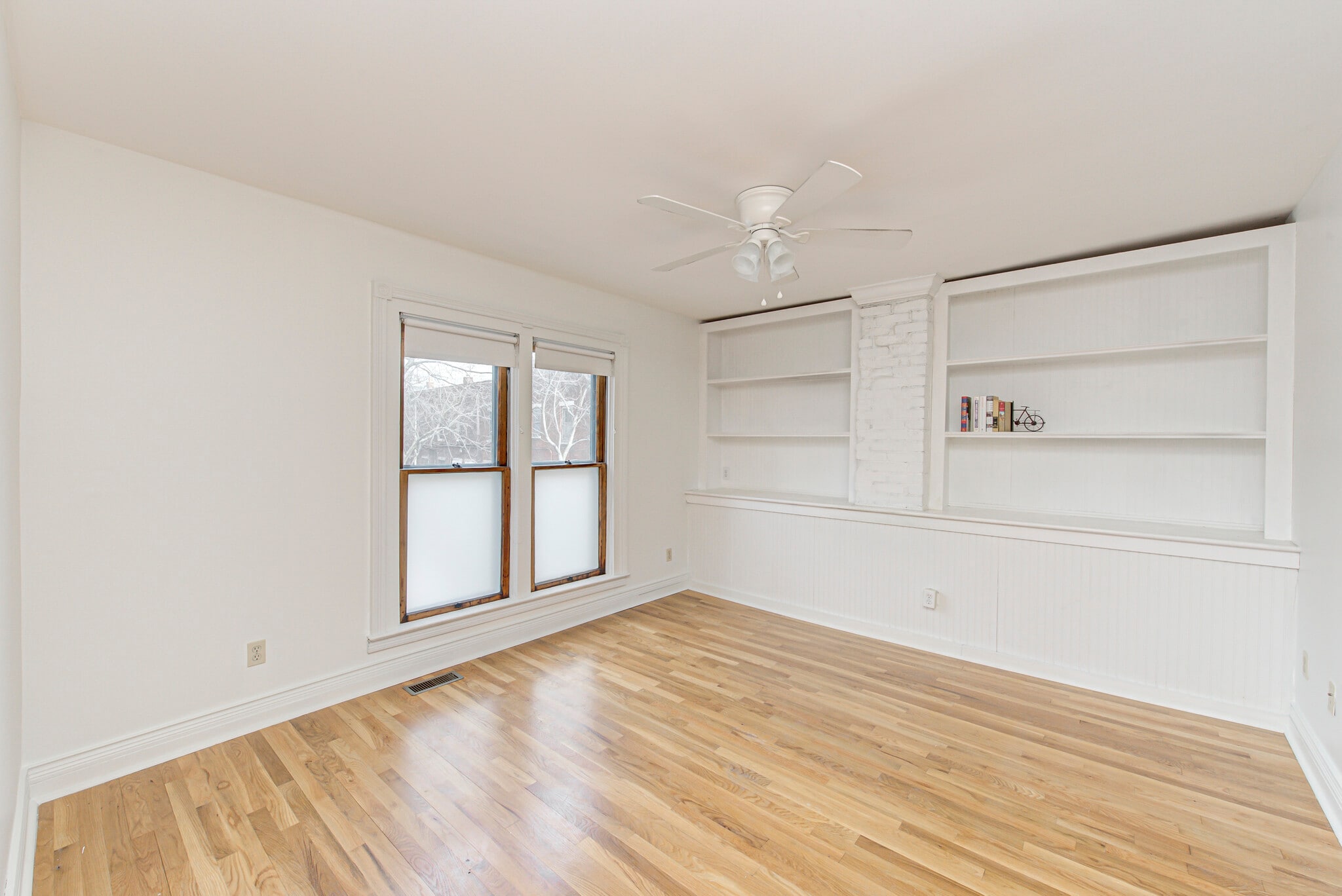 Spacious master bedroom - 237 E Saint Joseph St