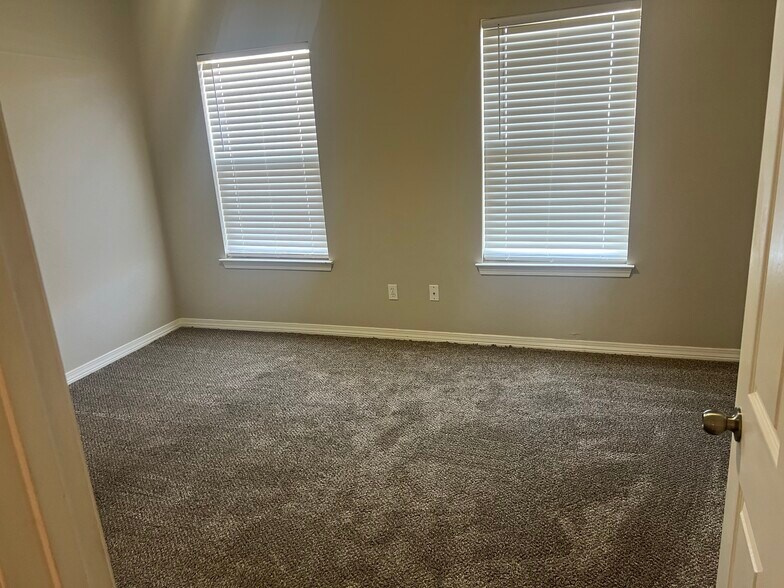 Downstairs Bedroom - 2416 Gladiolus St