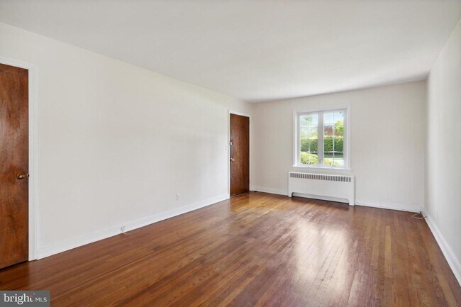 Building Photo - 10 Lloyd Ave