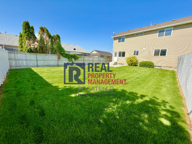 Building Photo - 5 Bedroom 3.5 Bath Duplex - 2 car garage
