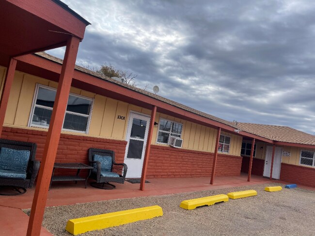 Building Photo - 1725 E 1st St