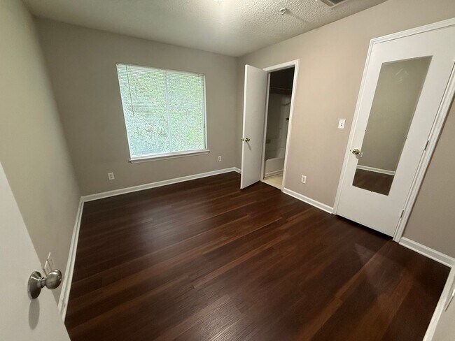 Building Photo - 4 Bed 4 Bath Condo near NCSU! Available late July, includes utilities!