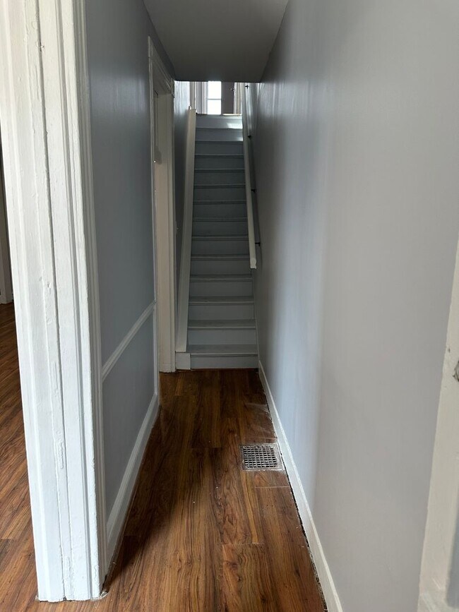 Building Photo - Spacious Rooms! Hardwood Flooring Througho...