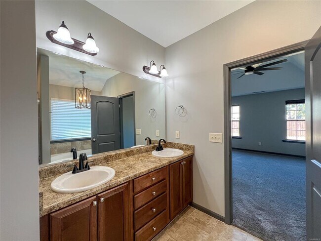 Building Photo - 583 Sunset Dr