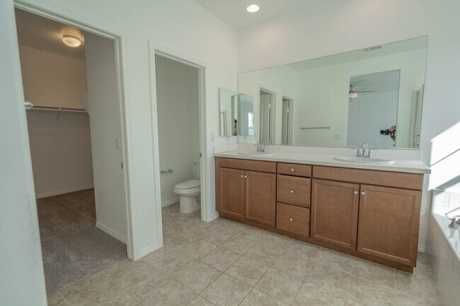 Building Photo - Santa Clarita 3-Bedroom River Village Home...