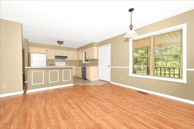 Building Photo - 3 Bedroom, 2 Bath home.