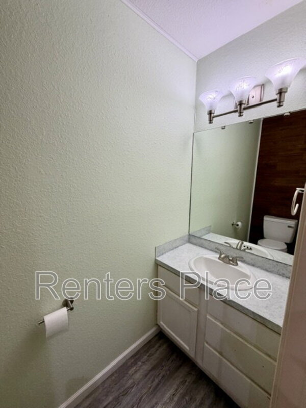 Building Photo - 5707 S Yukon Ave