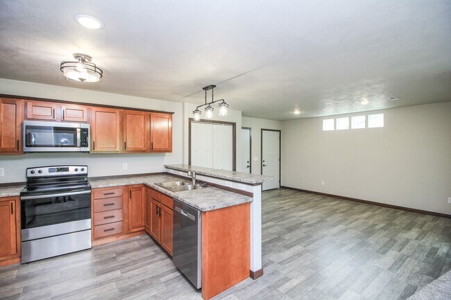 Building Photo - Newer 3 bed 2 bath in Tea  Special rate $1775 with a 13 month lease