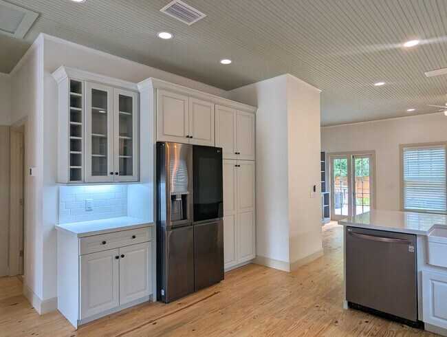 Building Photo - Stunning Fully Renovated 3-Bedroom, 2-Bathroom Cottage-Style Home