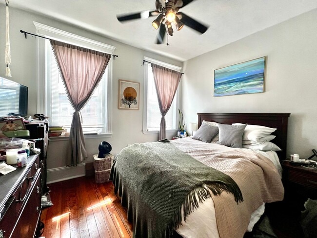 Building Photo - Stylish Top-Floor 2-Bedroom Condo with Pri...